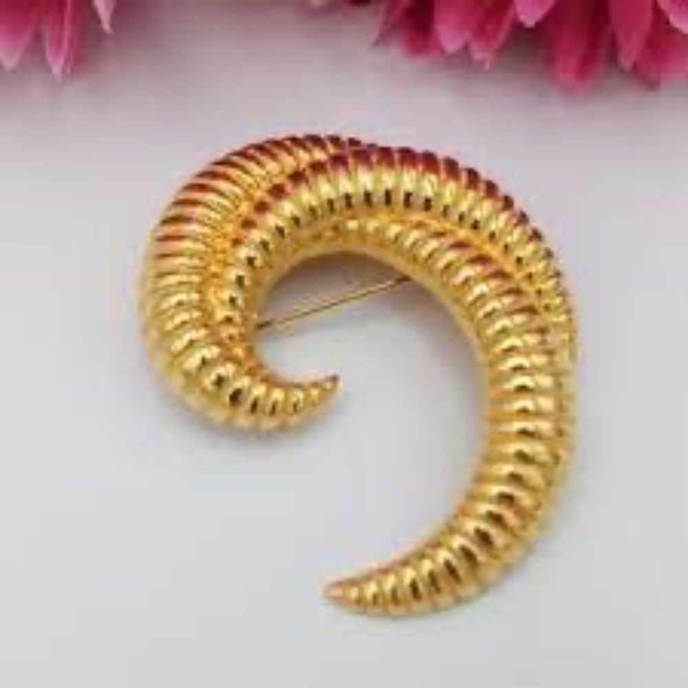 Vintage Gold Tone Shell Brooch
